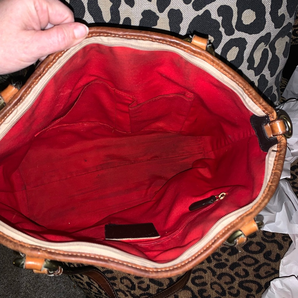 👛💜COACH Peyton Clover Purse💜👛 READ DESCRIPTION AND SEE PHOTOS AND VIDEO - Picture 8 of 15